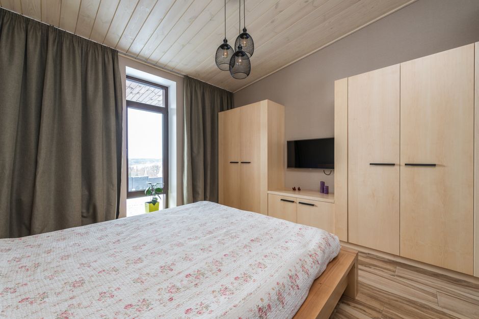Modern wooden wardrobe design for tight spaces
